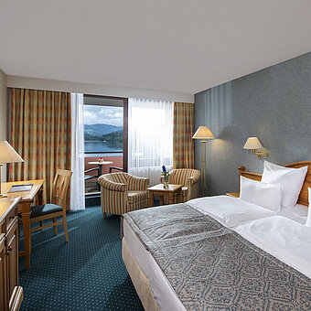 Amplia habitación en Maritim TitiseeHotel con sala y vista al lago