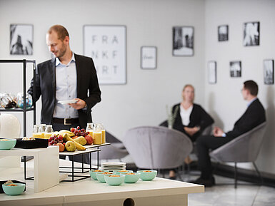 Conference break at Maritim Hotel Frankfurt with healthy snacks, fresh fruit, and juice in a relaxed lounge atmosphere.