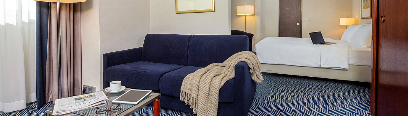 Habitación familiar Classic Habitación familiar Classic en el Maritim Hotel Würzburg con sofá cama, cama doble y mobiliario elegante
