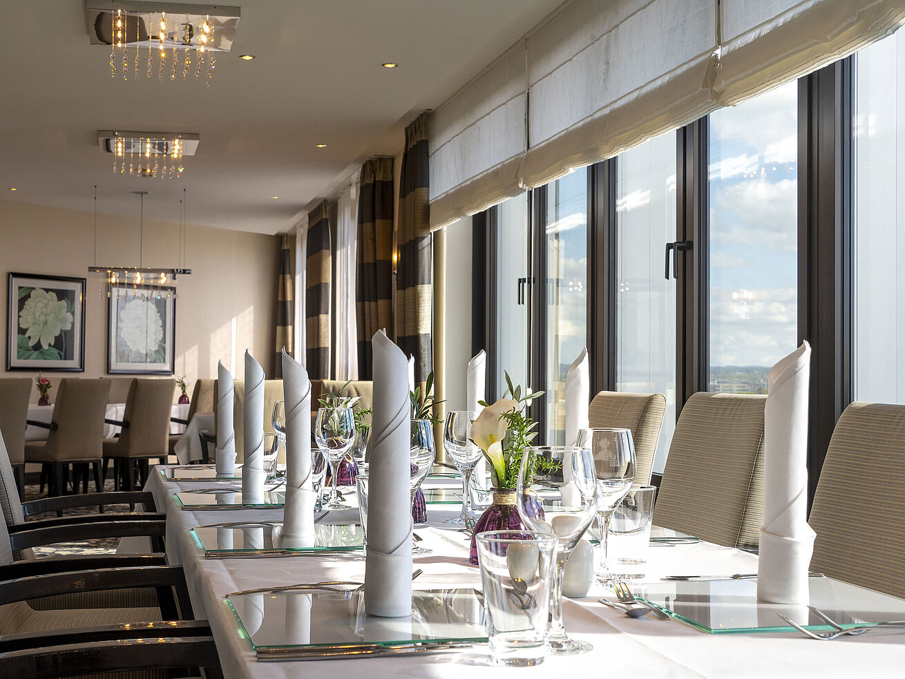 Elegant table setting in the VIP lounge of Maritim Hotel Düsseldorf with large windows and stylish ambiance.