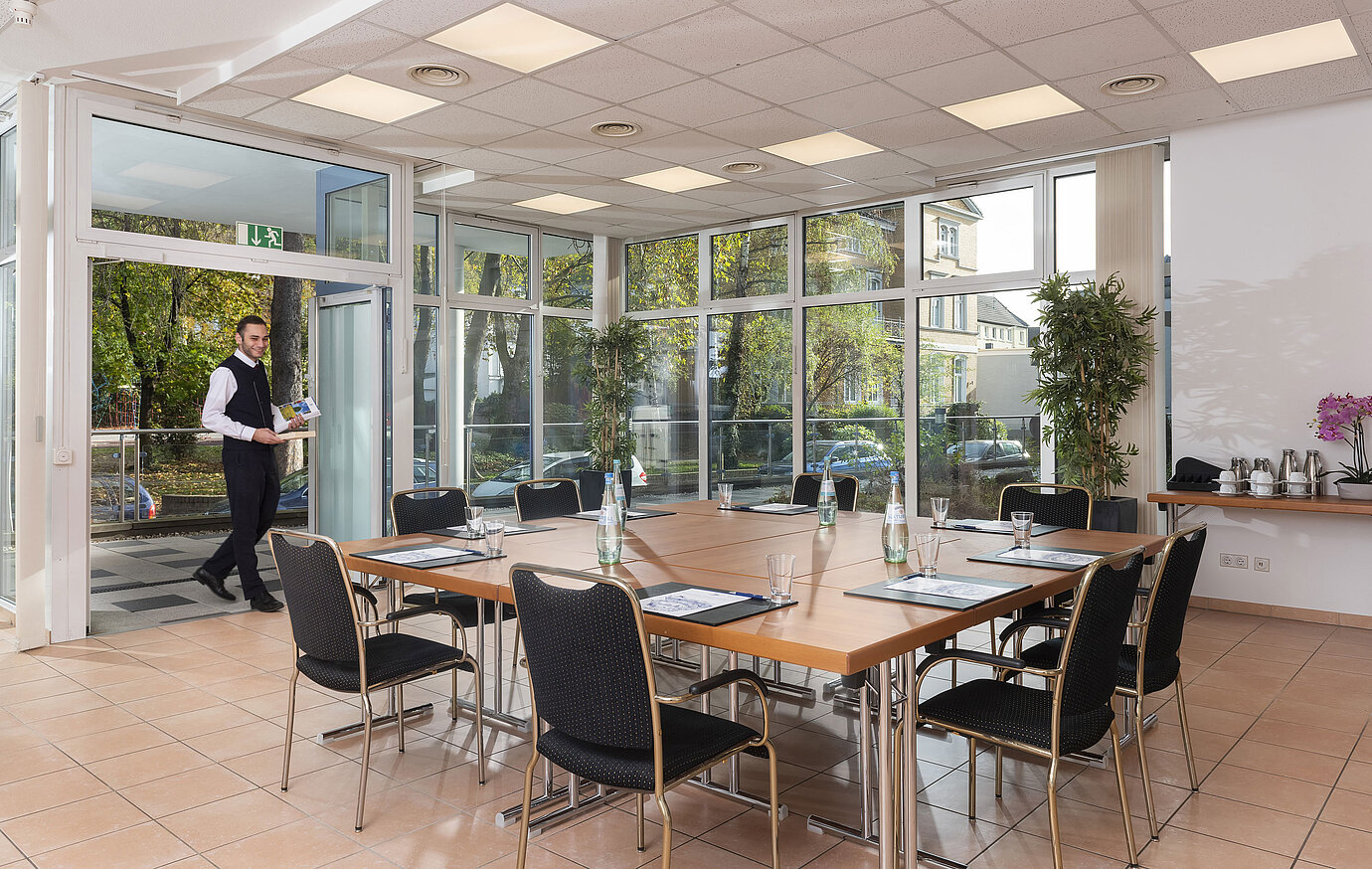 Sala de conferencias con grandes ventanales y acceso directo a la terraza en el Maritim Hotel Königswinter.