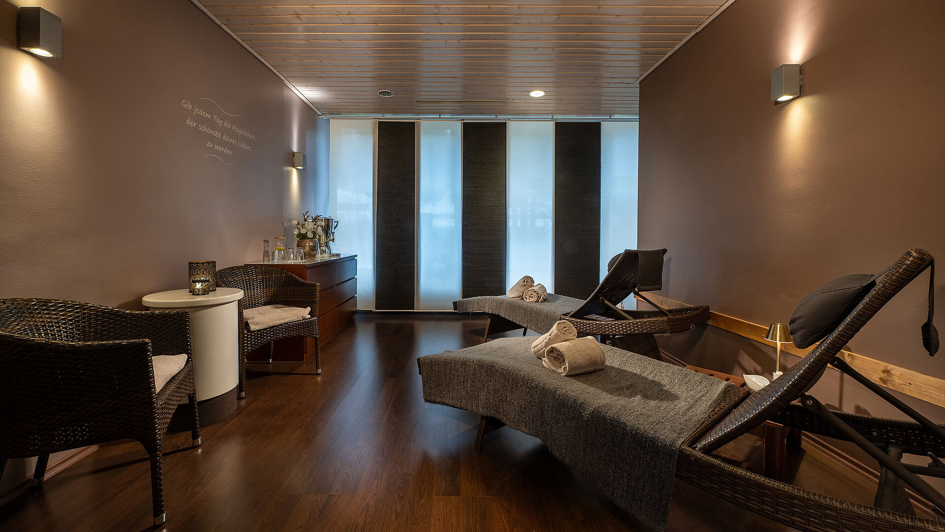 Sala de descanso Sala de relajación moderna en el área de spa de un hotel Maritim con tumbonas.