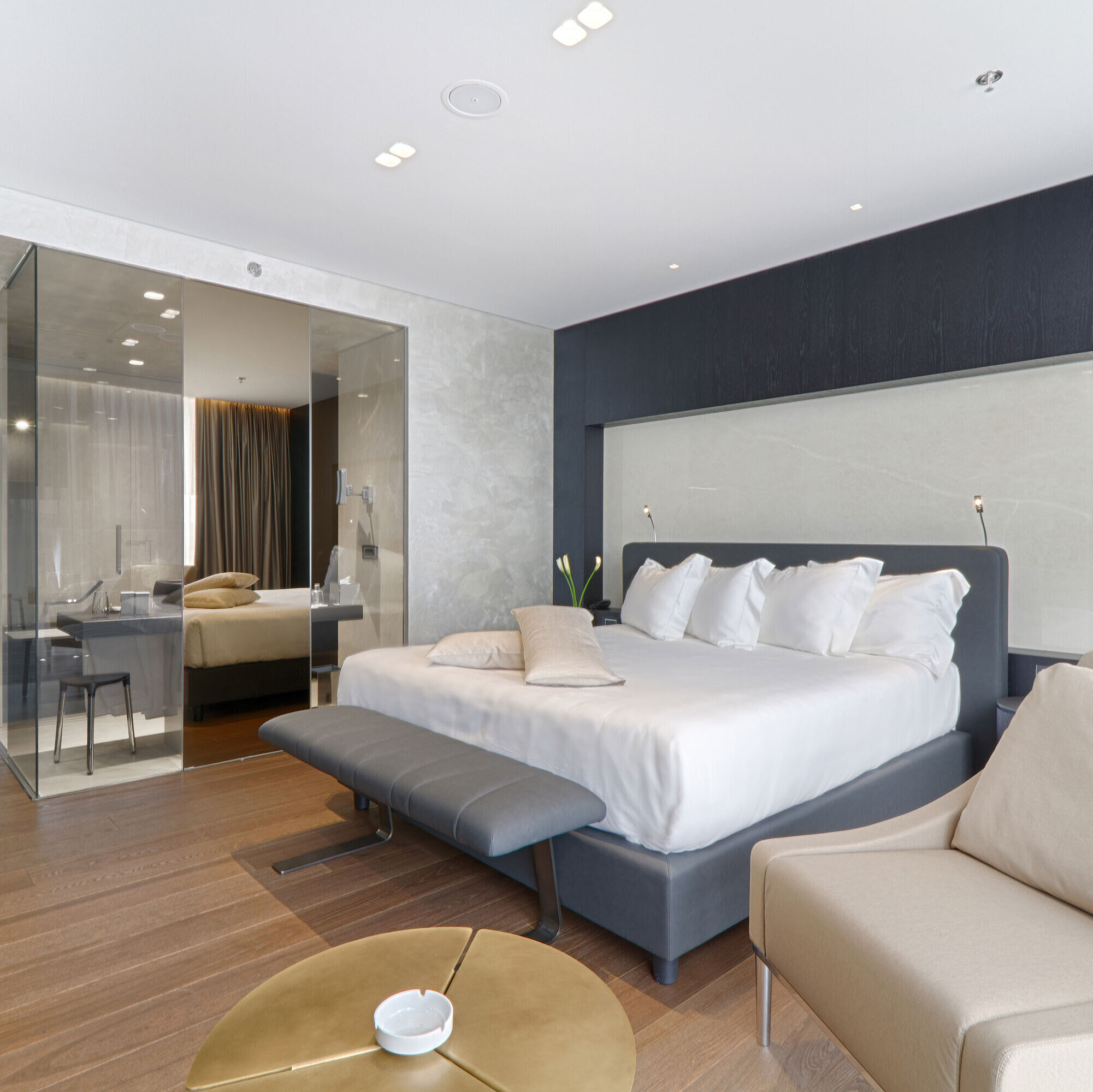 Chambre Superior Chambre double spacieuse avec fauteuil, paroi vitrée et design moderne à l'hôtel Maritim Plaza Tirana