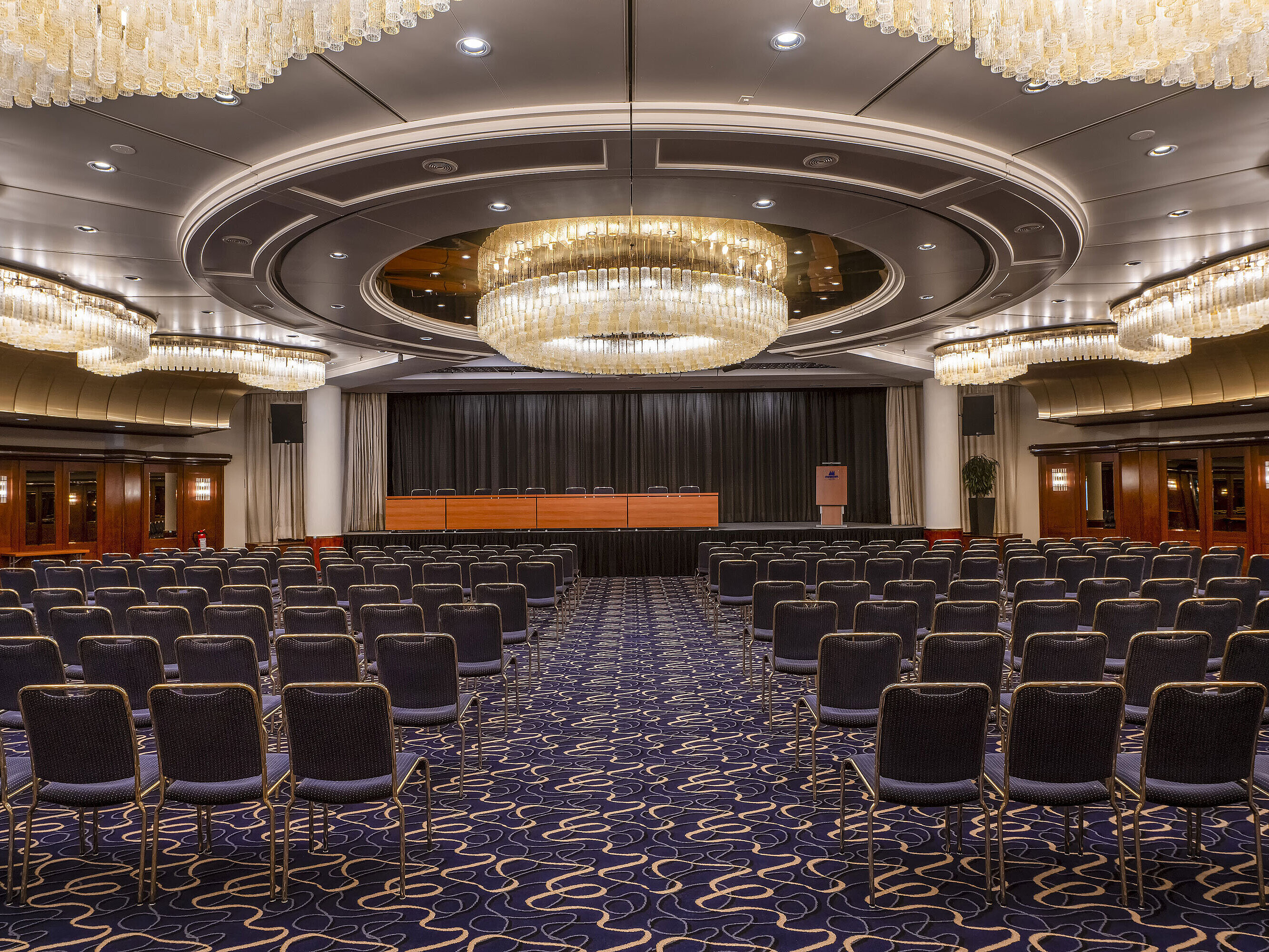 Elegante sala Heumarkt en Maritim Hotel Colonia, perfecta para conferencias, con lujosas lámparas y asientos modernos.