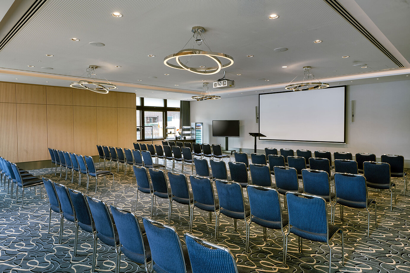 Sala conferenze luminosa e spaziosa con posti a sedere al Maritim Hotel Darmstadt
