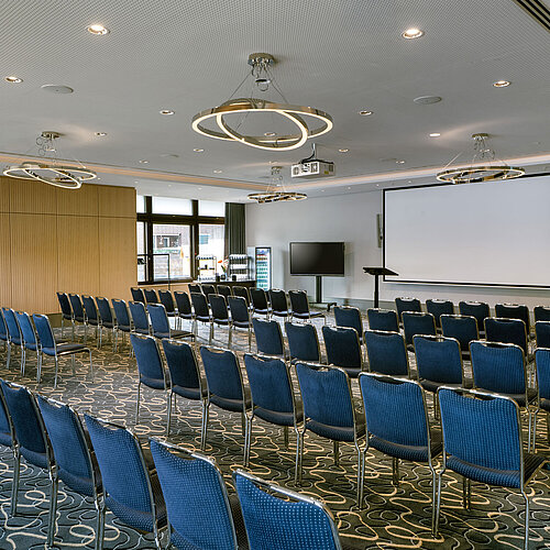 Salon Timmendorf Sala de reuniones luminosa y espaciosa con asientos en el Maritim Hotel Darmstadt