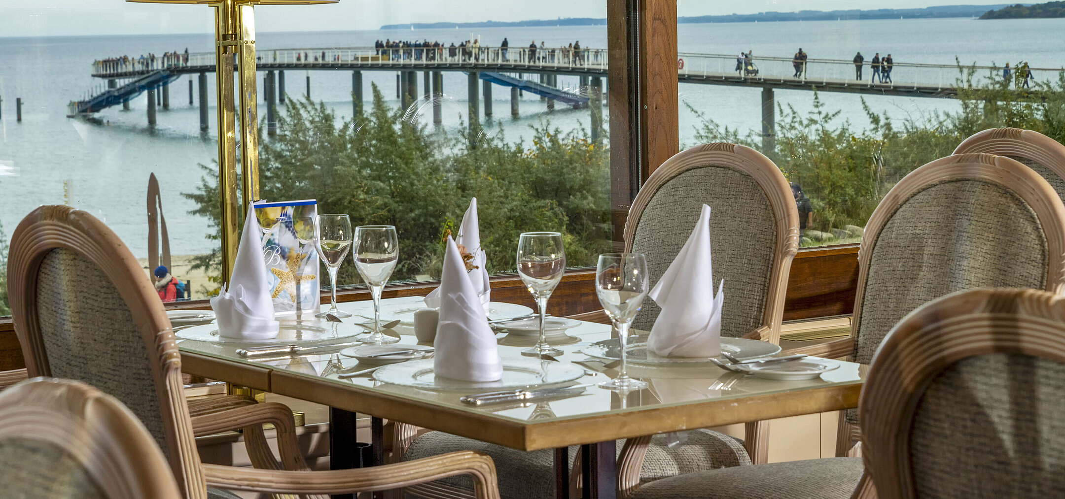 Restaurant avec vue sur la mer Baltique Table élégante avec vue sur la mer Baltique et le ponton, Hôtel Maritim Timmendorfer Strand.