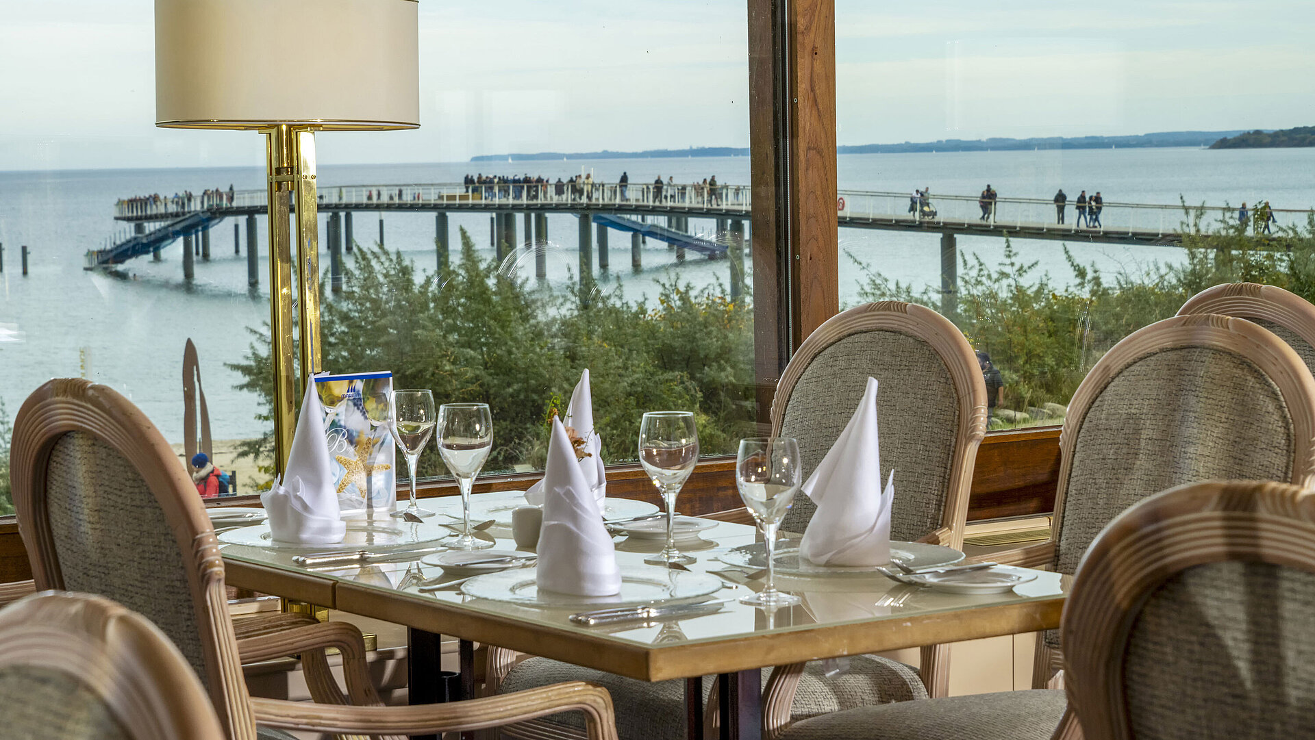 Table élégante avec vue sur la mer Baltique et le ponton, Hôtel Maritim Timmendorfer Strand.