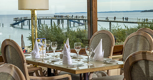 Tavolo elegante con vista sul Mar Baltico e molo, Hotel Maritim Timmendorfer Strand.Tavolo elegante con vista sul Mar Baltico e molo, Hotel Maritim Timmendorfer Strand.