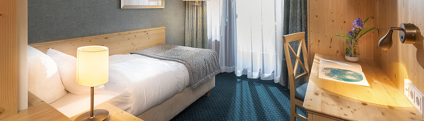 Classic Single room Single room at Maritim Hotel Titisee with desk, daylight and modern interior