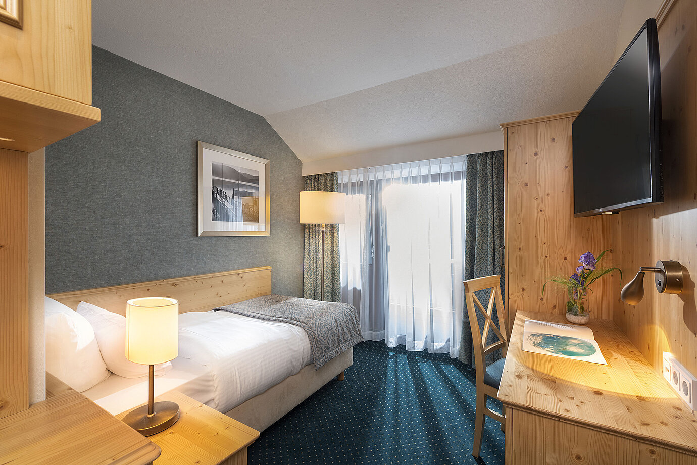 Single room at Maritim Hotel Titisee with desk, daylight and modern interior