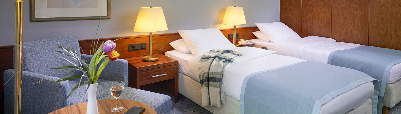 Camera twin comfort al Maritim Hotel Darmstadt con due letti singoli, area salotto accogliente e design elegante.Camera twin comfort al Maritim Hotel Darmstadt con due letti singoli, area salotto accogliente e design elegante.Camera twin comfort al Maritim Hotel Darmstadt con due letti singoli, area salotto accogliente e design elegante.