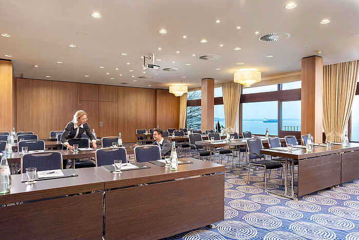 Saal Kiel en el Maritim Hotel Kiel, gran sala de conferencias con vistas al mar, el amable personal dispuso las mesas.