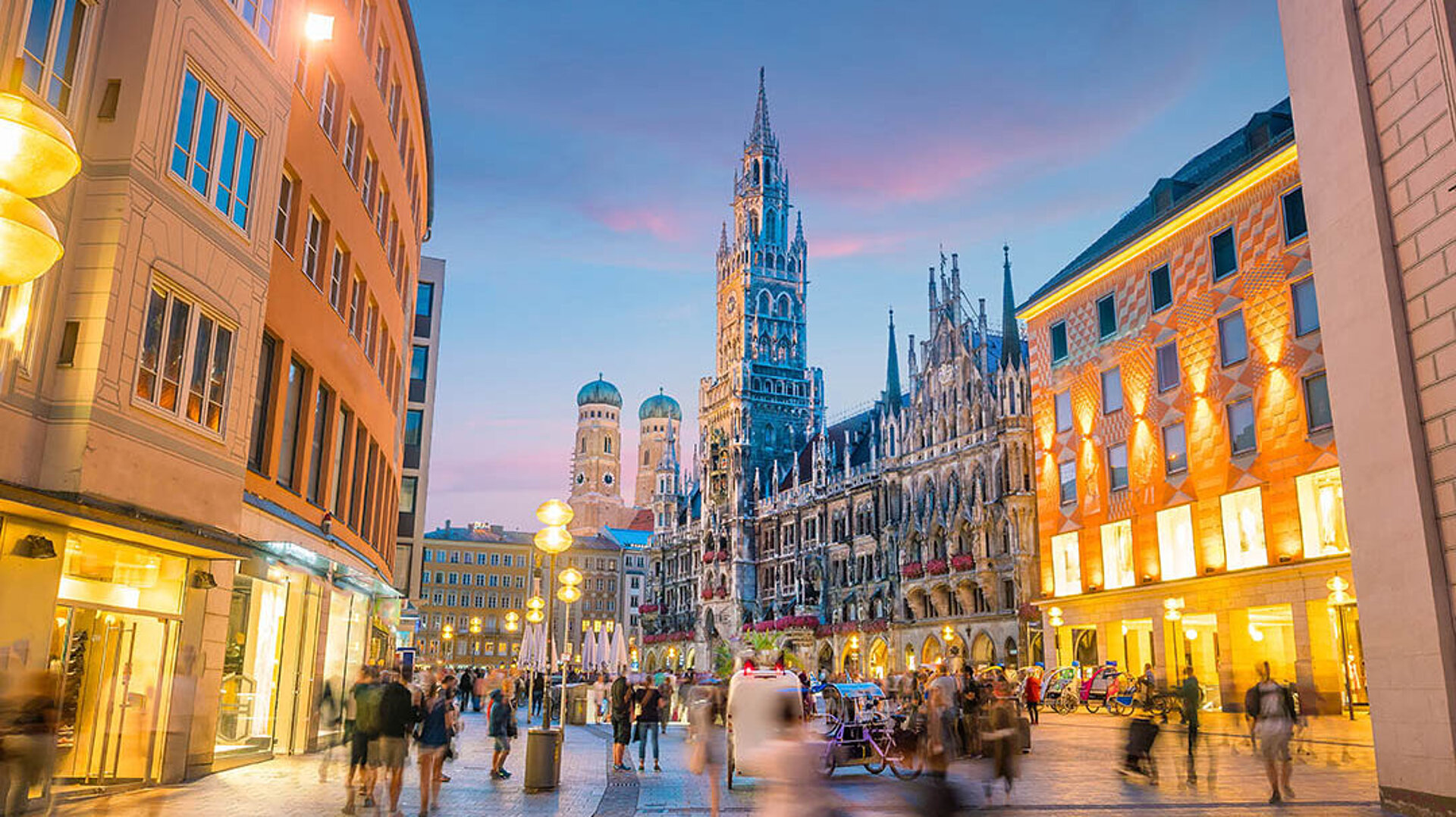 Marienplatz à Munich avec le nouvel hôtel de ville, bâtiments illuminés et centre animé en soirée