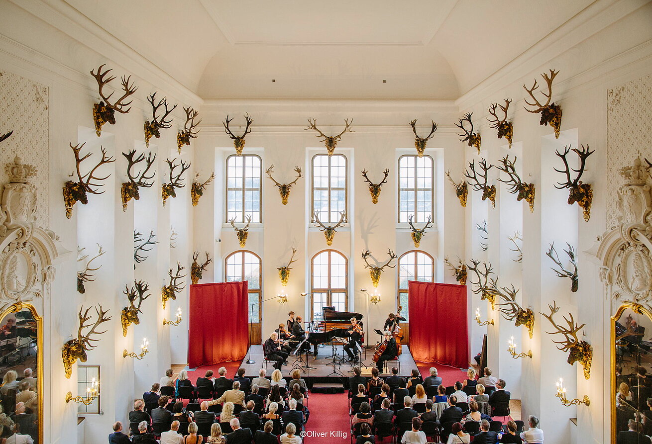 Moritzburg Festival Concert dans salle historique avec bois de cerf scène et public