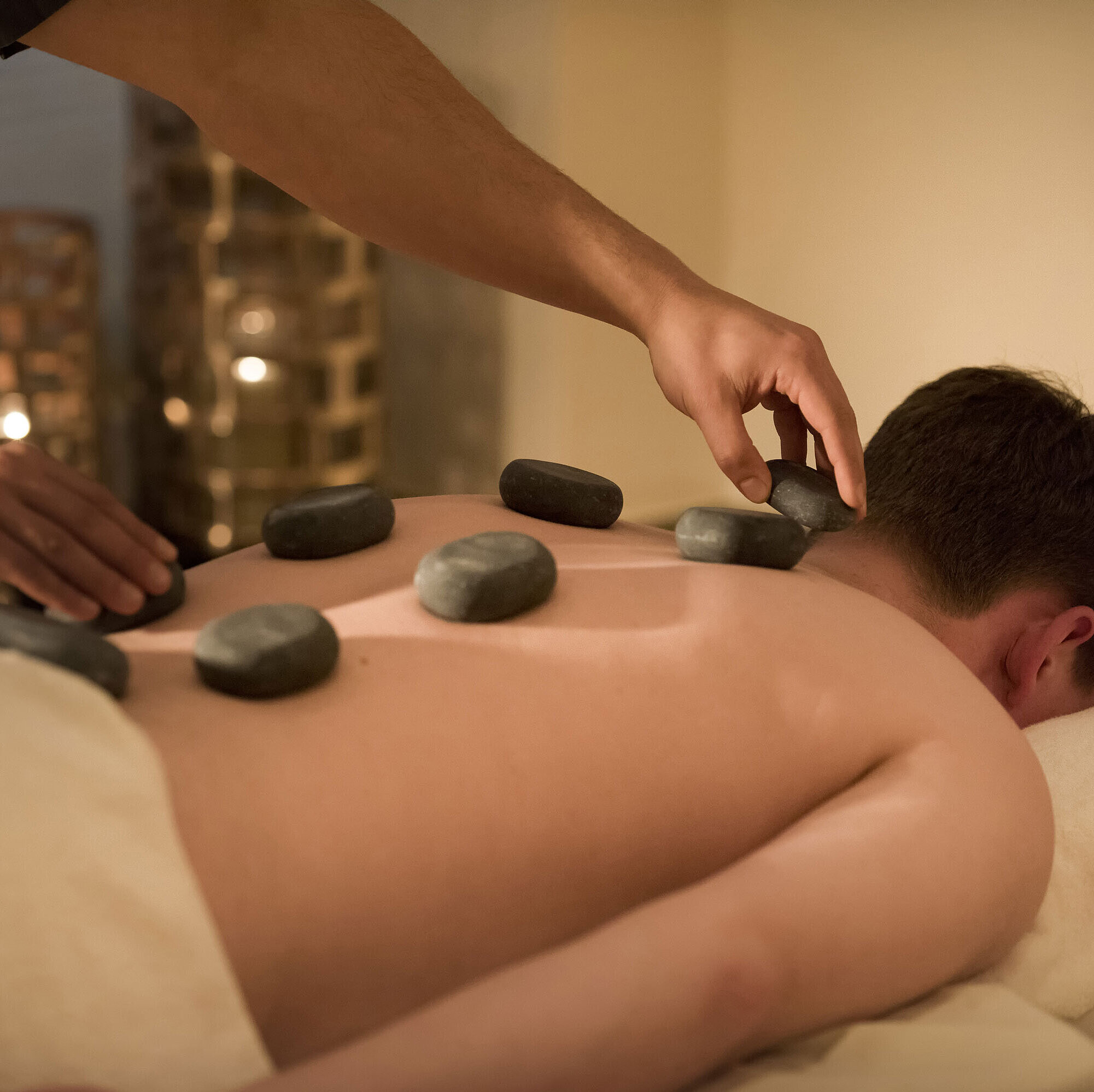 Massaggio con pietre calde per un relax profondo al centro benessere del Maritim Seehotel Timmendorfer Strand.