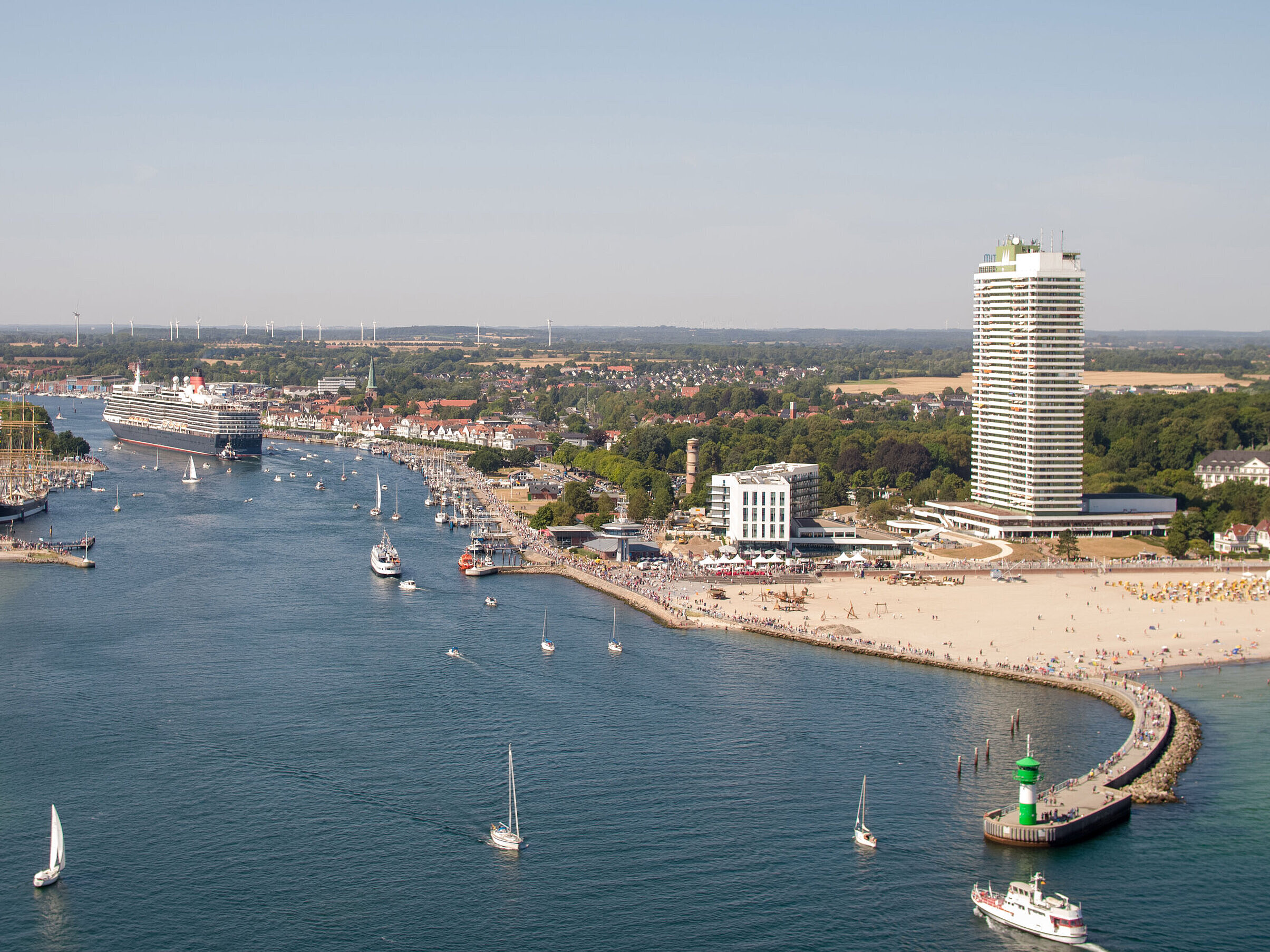 Vista aerea di Travemünde con nave da crociera, lungomare e Maritim Hotel sul Mar Baltico