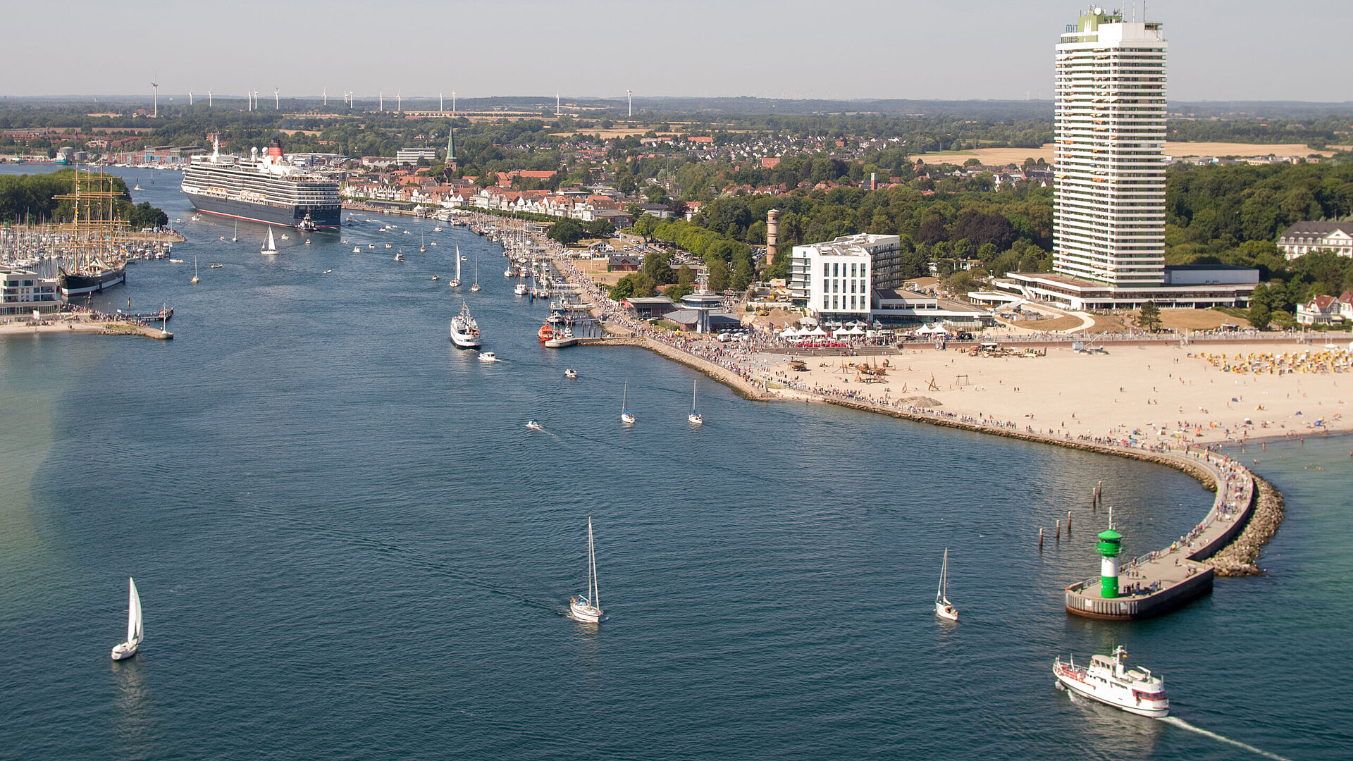 Vue aérienne de Travemünde avec paquebot, promenade et Maritim Hotel au bord de la mer Baltique