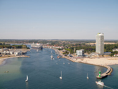Vista aerea di Travemünde con nave da crociera, lungomare e Maritim Hotel sul Mar Baltico
