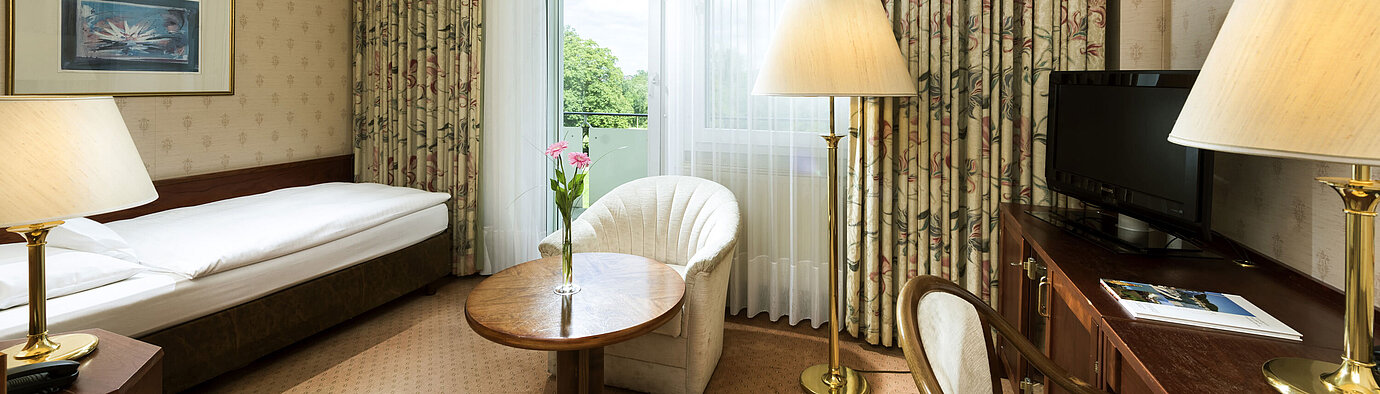 Chambre individuelle avec balcon et vue sur la verdure au Maritim Hotel Bad Wildungen