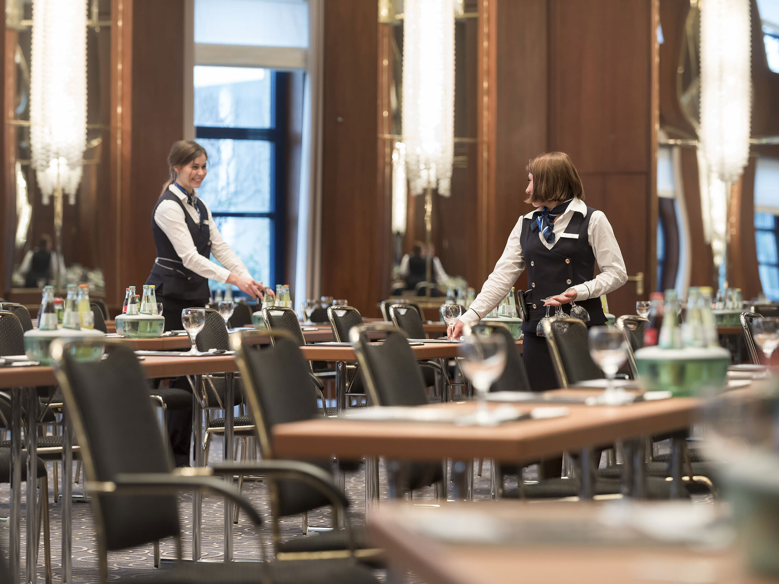 L'image montre la salle Beethoven à l'hôtel Maritim Bonn, préparée pour des conférences avec boissons et personnel de service.
