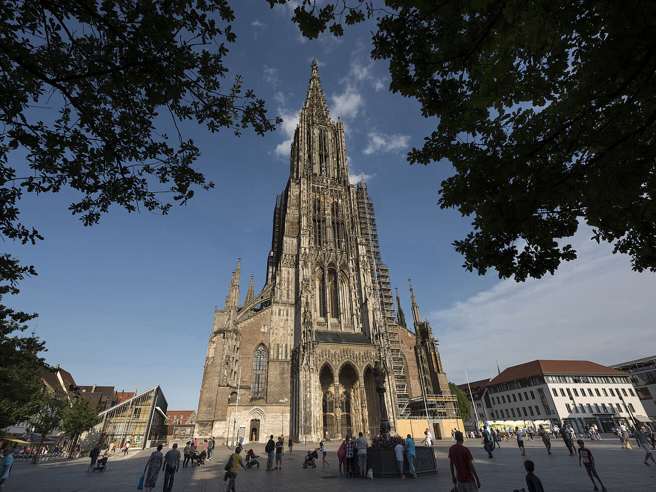 Ulmer Münster Vista del imponente Münster de Ulm, la iglesia más alta del mundo, con gente en la plaza.