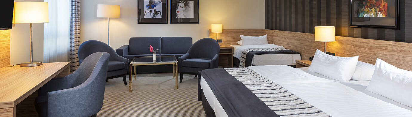 Chambre familiale confortable avec un design élégant et un coin salon cosy au Maritim Hotel Königswinter.