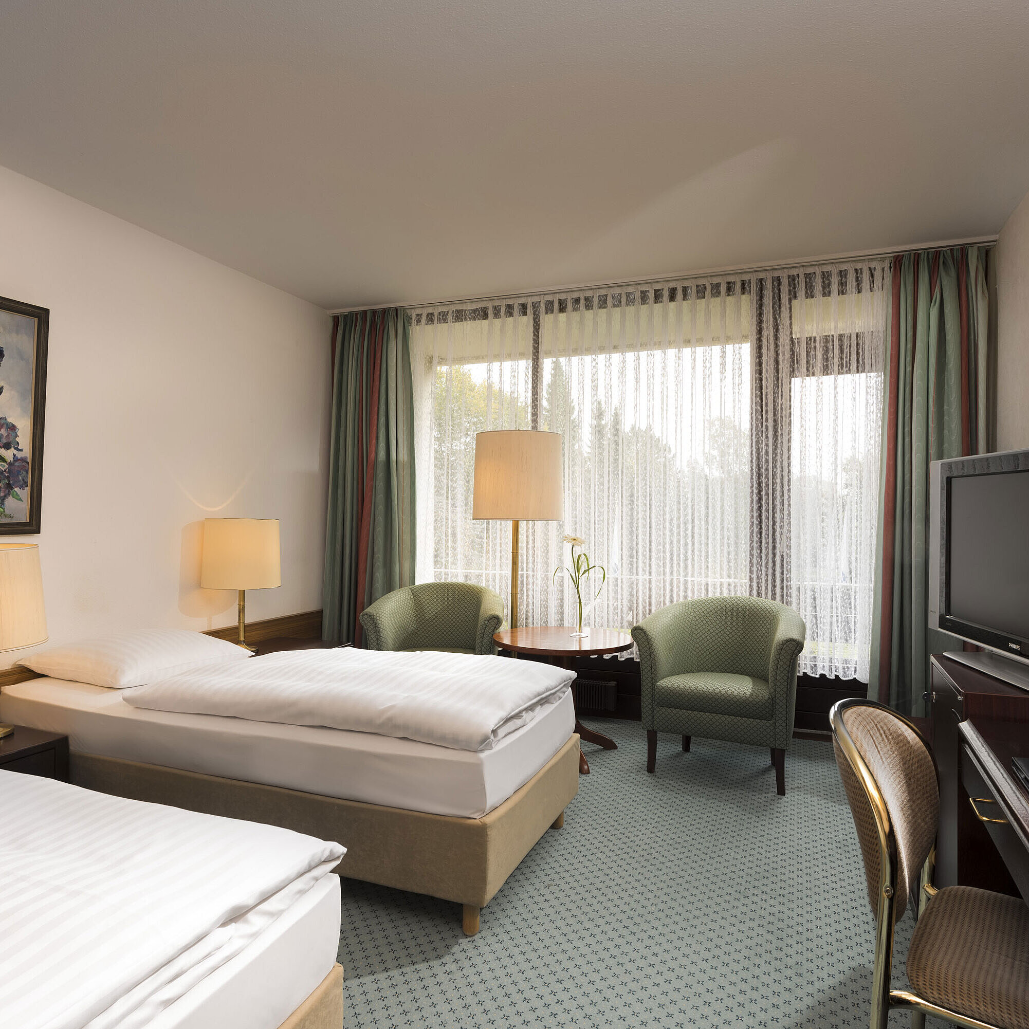 Chambre Classic Chambre avec deux lits, fauteuils et balcon à l’hôtel Maritim Bad Salzuflen
