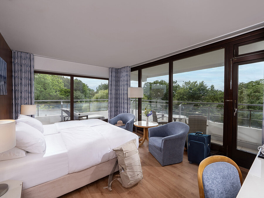 Camera doppia moderna al Maritim Seehotel Timmendorfer Strand con balcone e vista sul giardino