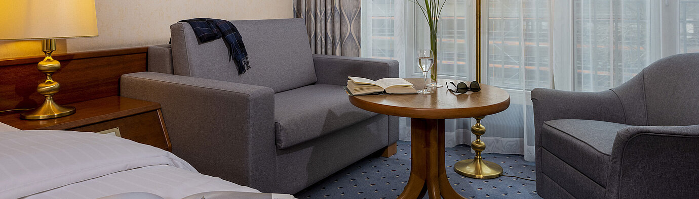 Chambre Comfort Chambre Comfort à l'hôtel Maritim de Cologne, avec un coin salon confortable, une table de lecture et un aménagement moderne.