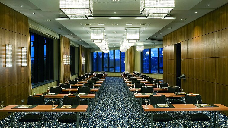 Modern conference room at Maritim Hotel Düsseldorf with row seating and elegant lighting for meetings and seminars.