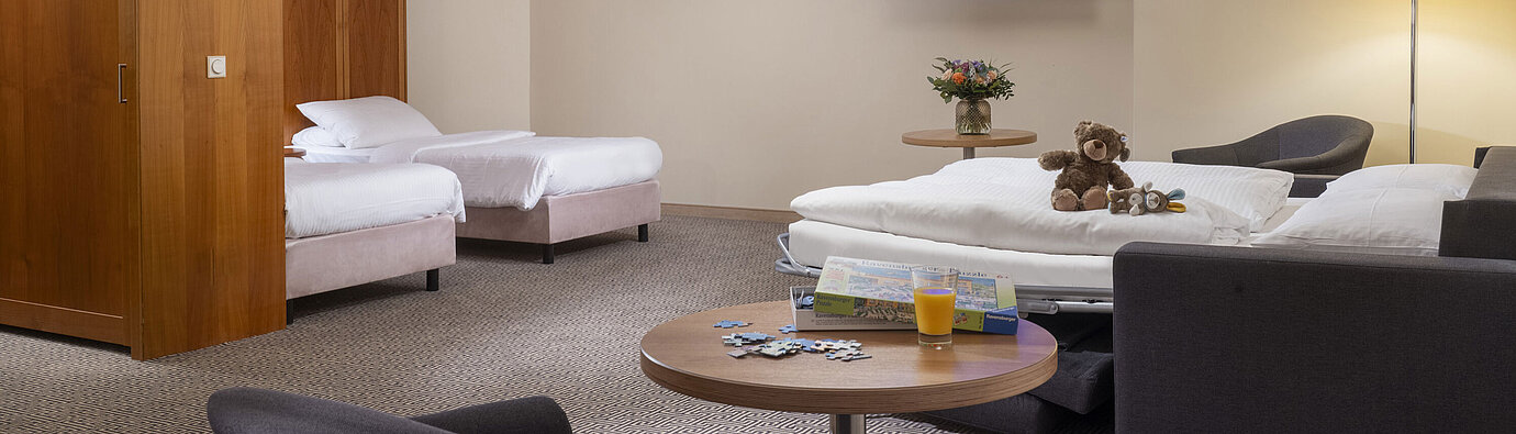 Chambre familiale Grande chambre familiale avec canapé-lit, jouets et puzzle au Maritim Hotel Stuttgart