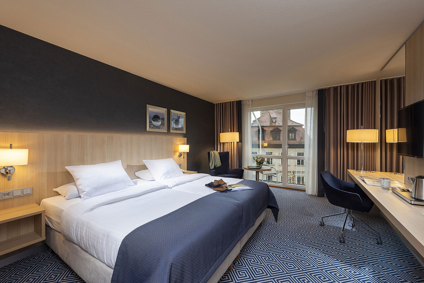 Chambre Supérieure élégante au Maritim Hotel Würzburg avec grand lit double et vue sur les toits historiques