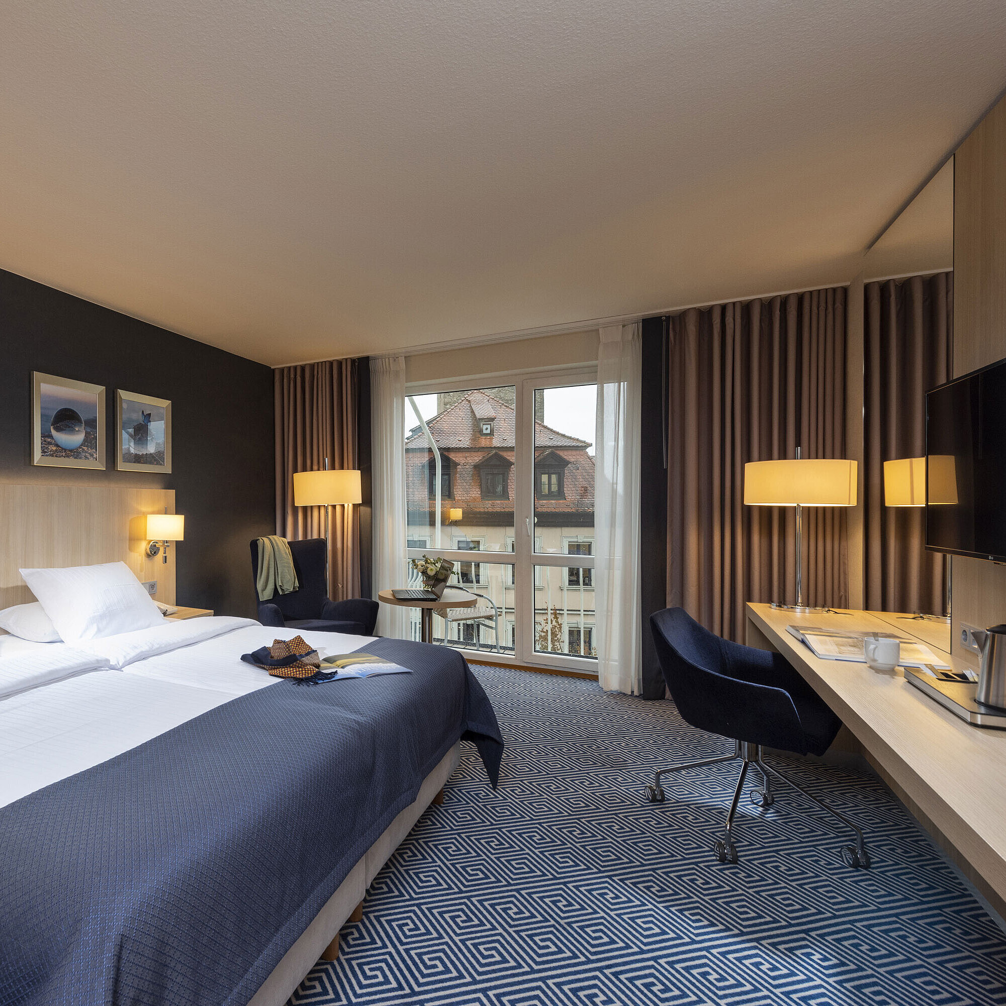 Camera Superior Chambre Supérieure élégante au Maritim Hotel Würzburg avec grand lit double et vue sur les toits historiques
