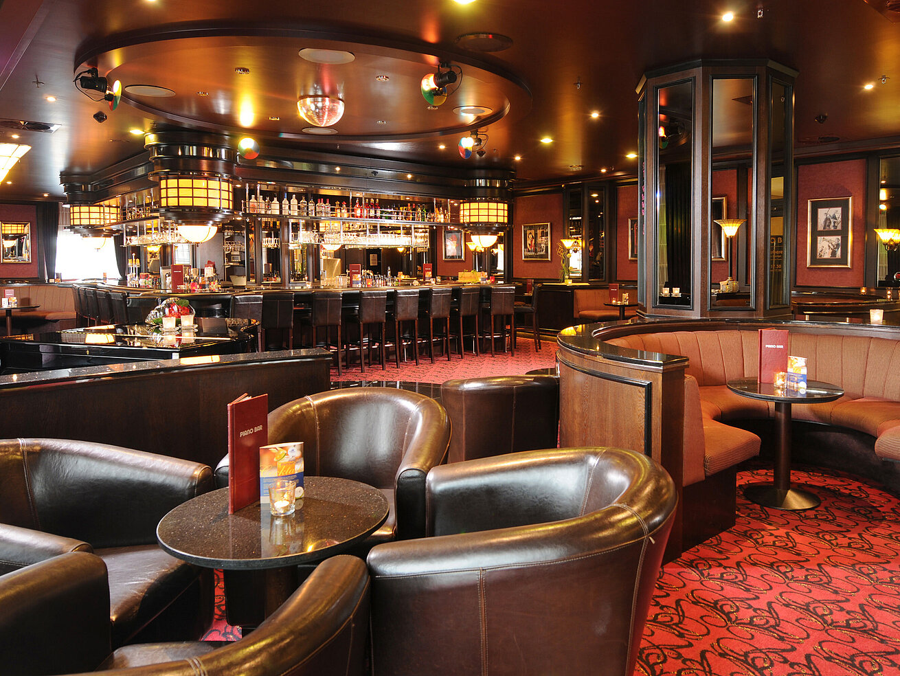 Hotel bar Elegant bar at the Maritim Hotel Dresden with leather armchairs, counter, and stylish atmosphere.