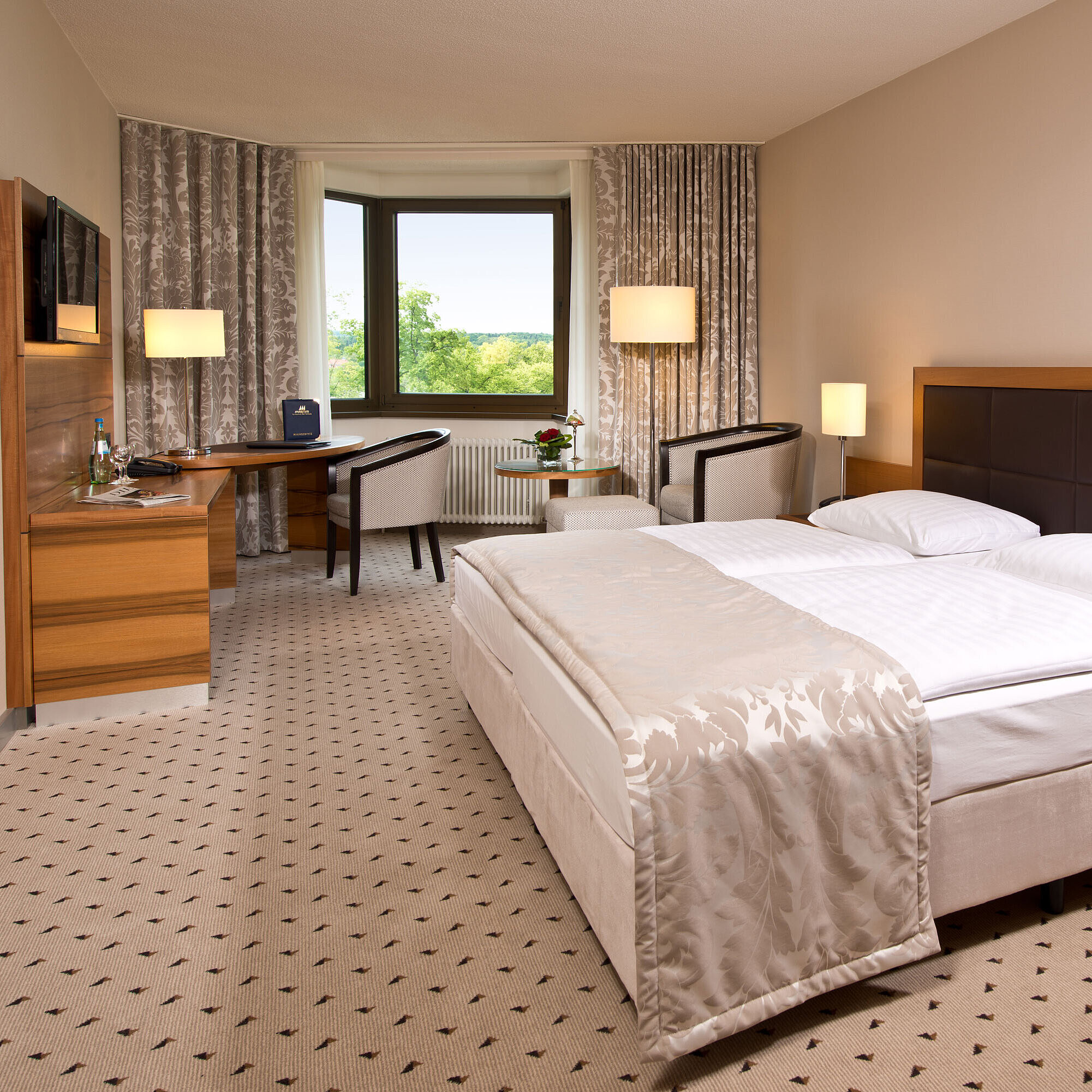 Habitación de categoría Superior Habitación cómoda en el Hotel Maritim Bad Homburg con diseño moderno y vistas verde.