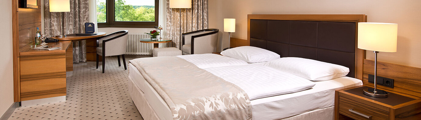 Camera Superior Camera confortevole all'hotel Maritim Bad Homburg con design moderno e vista sul verde.