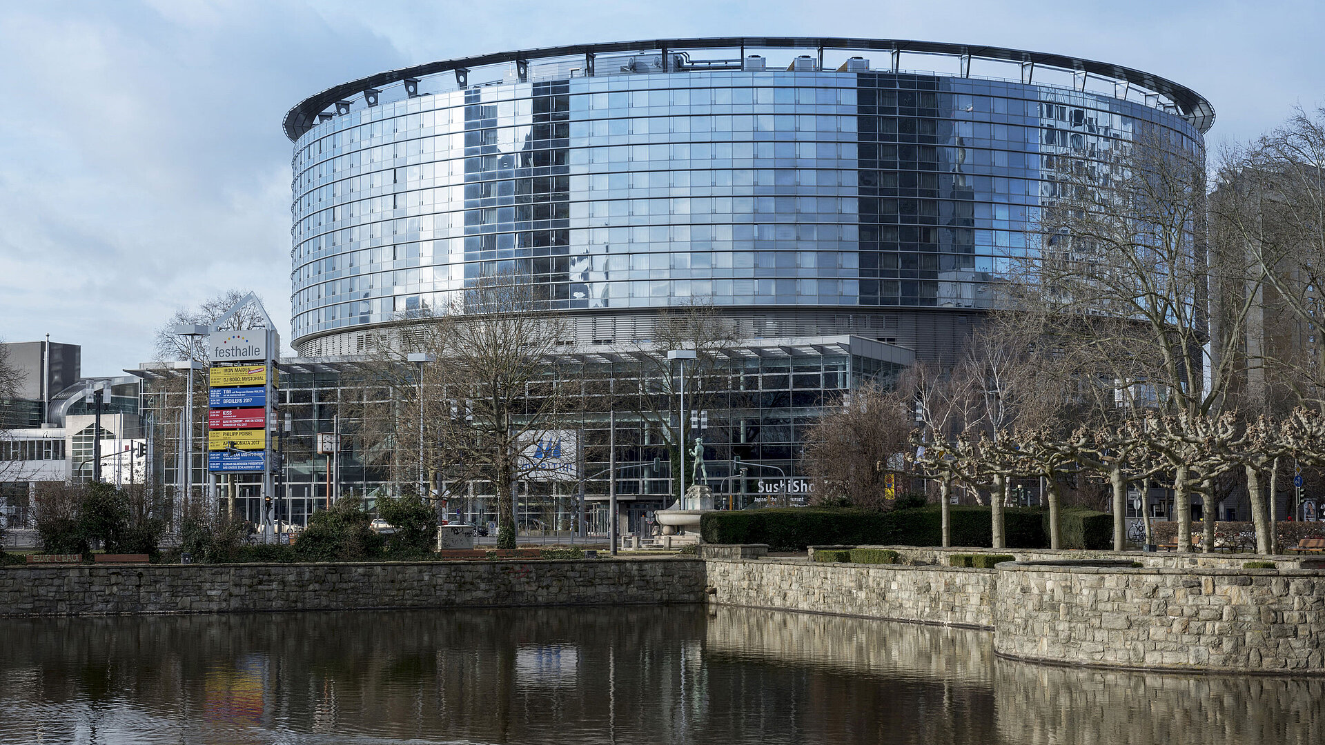 Exterior view Exterior view of Maritim Hotel Frankfurt with modern glass facade and adjacent pond in daylight.