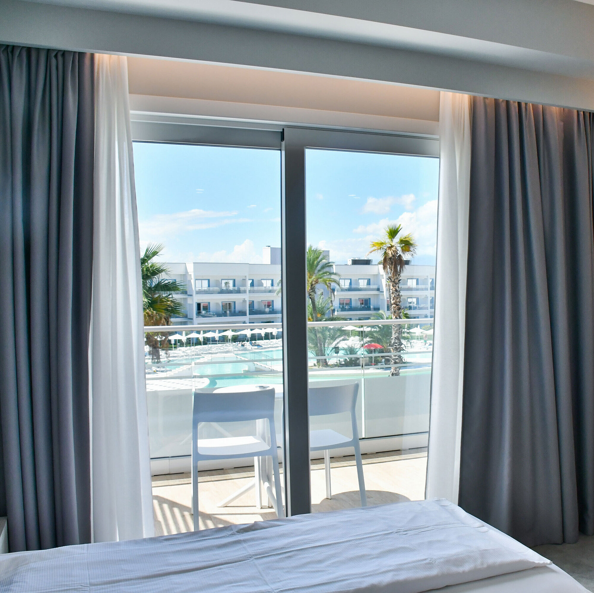 Chambre vue piscine Chambre moderne avec balcon et vue directe sur la piscine au Maritim Resort Calabria