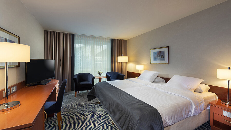 Timeless double room at Maritim Hotel Würzburg with a large bed and welcoming atmosphere