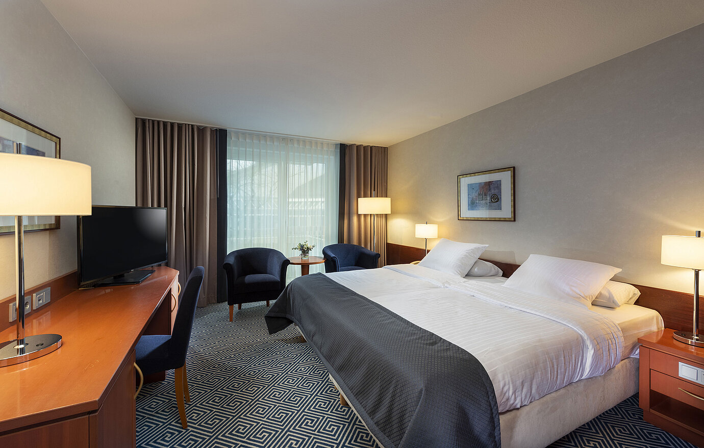 Camera doppia dal design senza tempo al Maritim Hotel Würzburg con letto grande e atmosfera accogliente