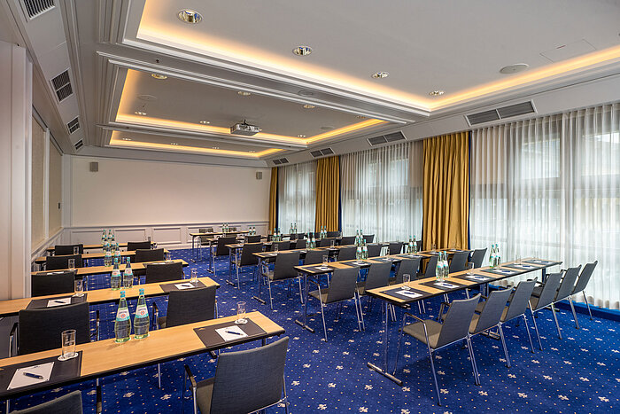 Salon Beatrix au Maritim Hotel Würzburg avec disposition en classe pour réunions et séminaires