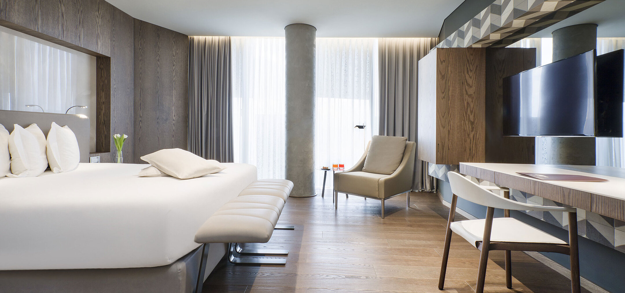 Chambre lumineuse au Maritim Hotel Plaza Tirana avec bureau, grand lit et parquet