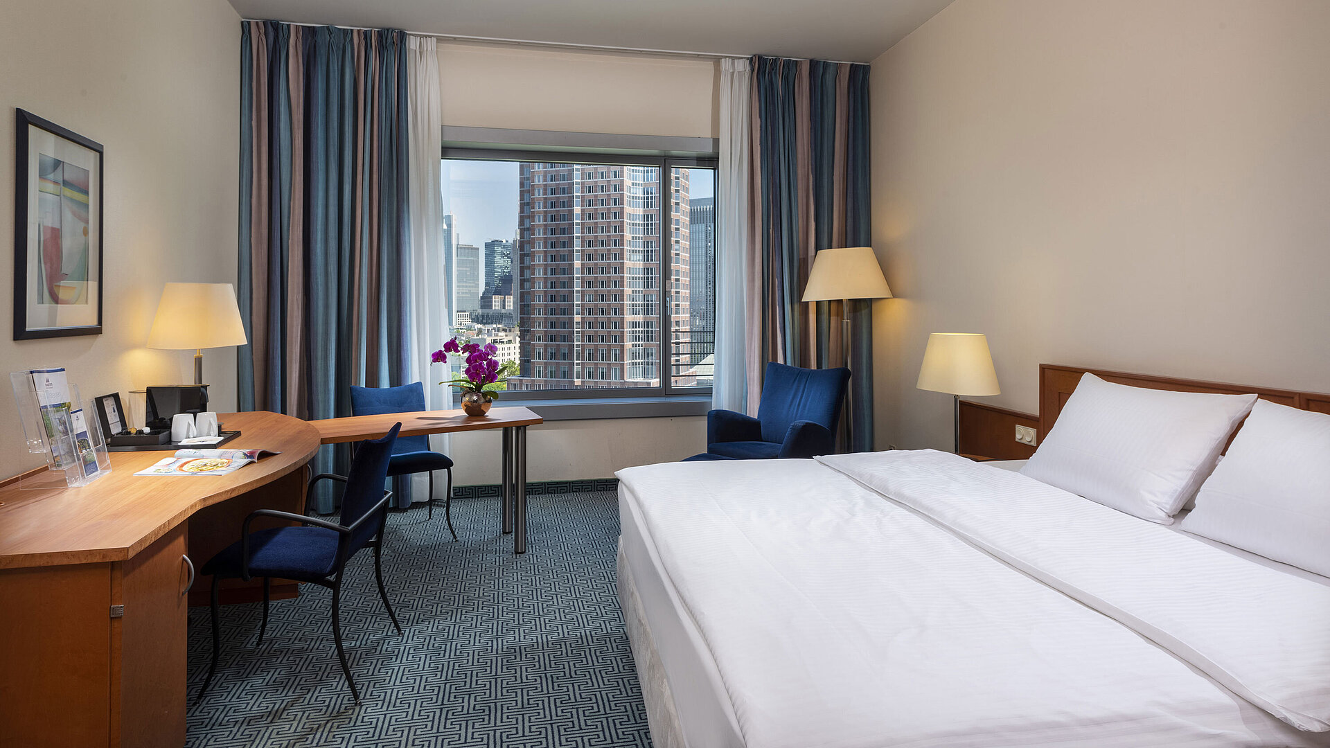 Chambre Supérieure du Maritim Hotel Frankfurt avec lit double, bureau et vue sur la skyline de Francfort.