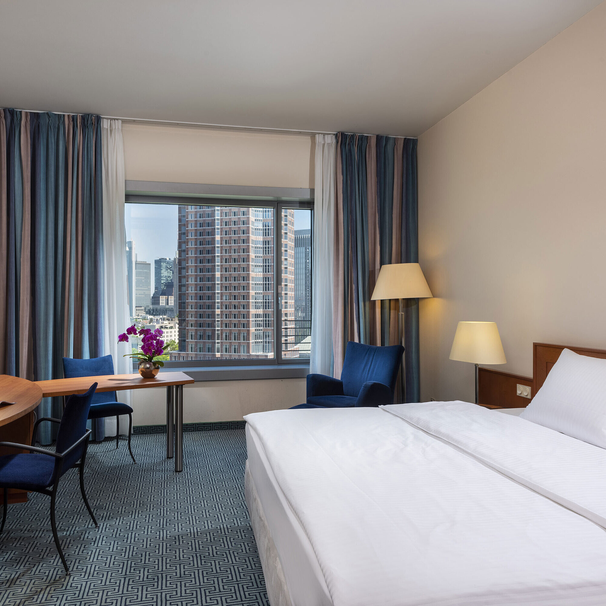 Camera Superior Skyline Camera Superior del Maritim Hotel Frankfurt con letto matrimoniale, scrivania e vista sullo skyline di Francoforte.