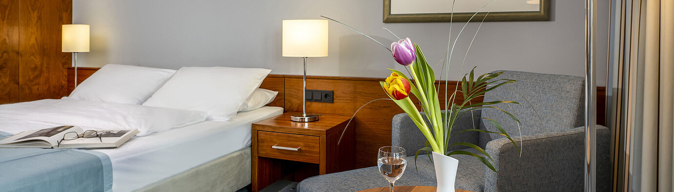 Camera doppia comfort al Maritim Hotel Darmstadt con arredi eleganti, area salotto accogliente e accenti moderni.