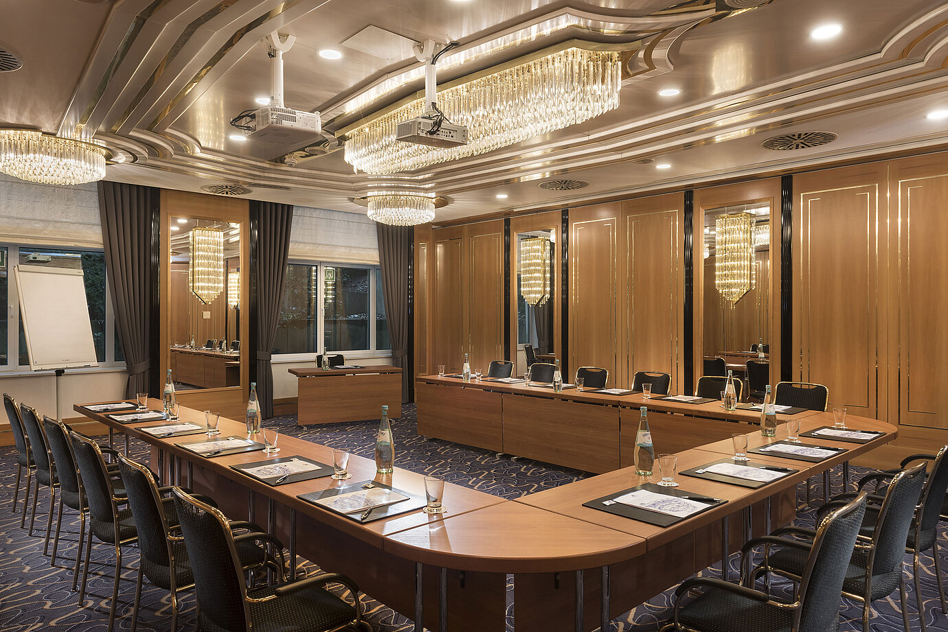 Sala en forma de U con sillas elegantes, proyectores y lámparas en el Maritim Hotel Stuttgart