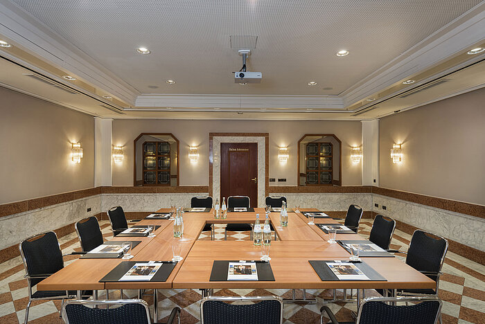 Sala de conferencias elegante con disposición en U, paredes de mármol y tecnología moderna en Maritim Hotel Königswinter.