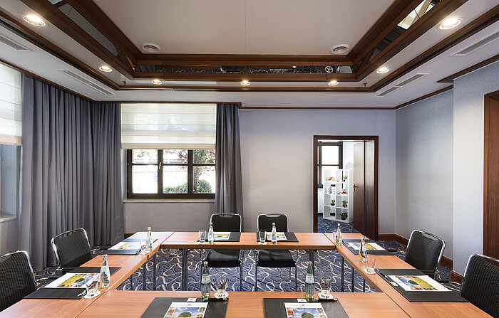 Sala de reuniones moderna con luz natural, disposición en U y decoración elegante en Maritim Hotel Königswinter.