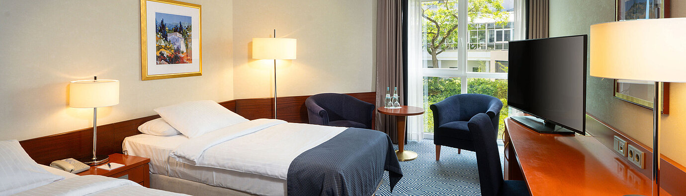 Habitación Classic Twin Habitación Classic Twin en el Maritim Hotel Würzburg con escritorio y balcón